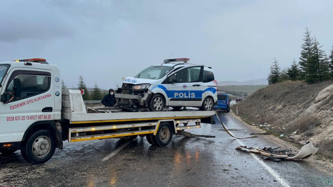 Önüne yabani hayvan çıkan polis aracı takla attı